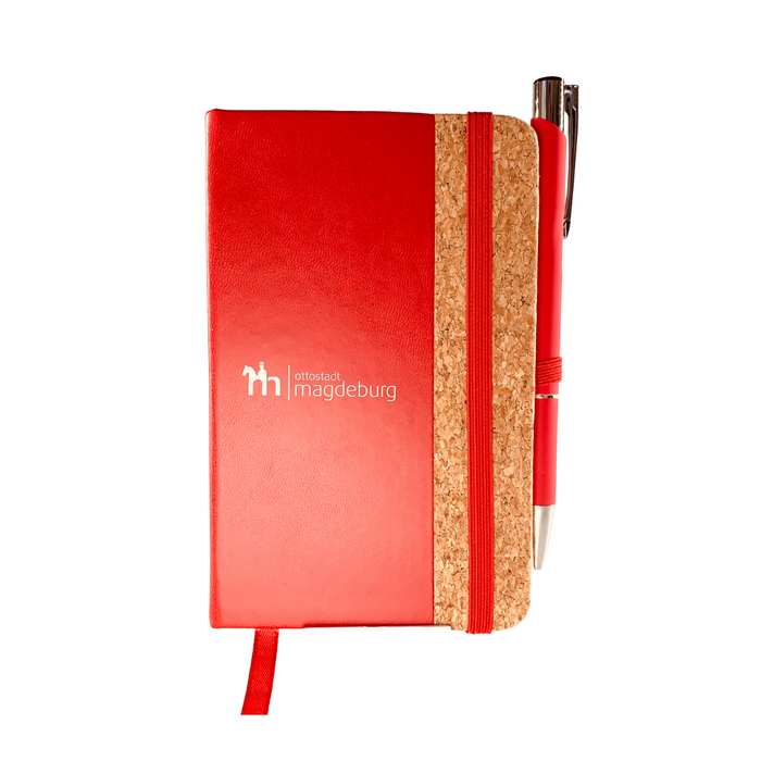 Rotes Notizbuch mit Korkelementen und Kugelschreiber, Aufdruck 'Ottostadt Magdeburg', erhältlich im Magdeburg-Shop.