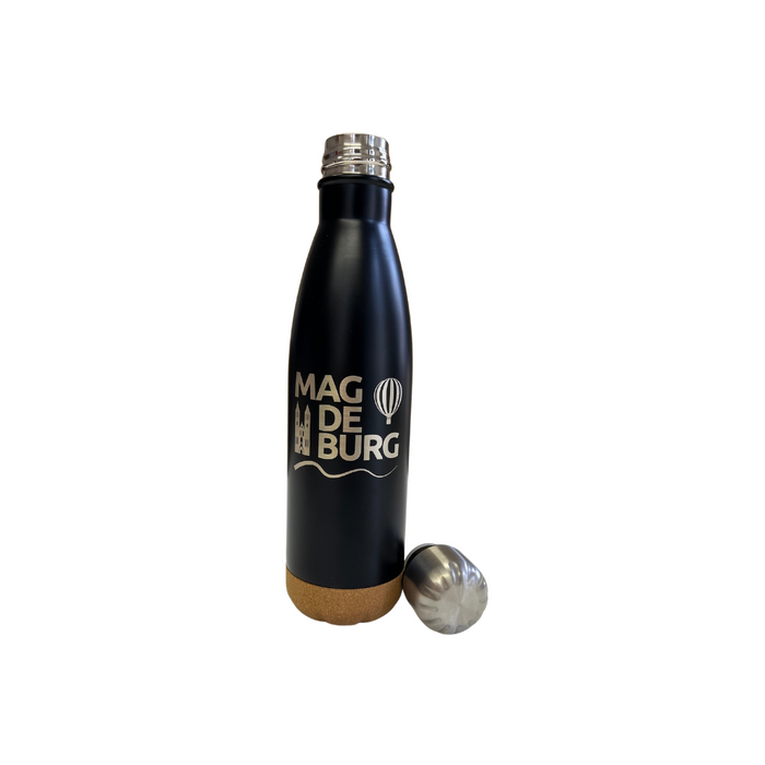 Edelstahl-Trinkflasche mit der Aufschrift 'MAGDEBURG', schwarzes Design mit Korkboden, abnehmbarem Deckel und Illustration von Magdeburg Symbolen, erhältlich im Magdeburg-Shop.