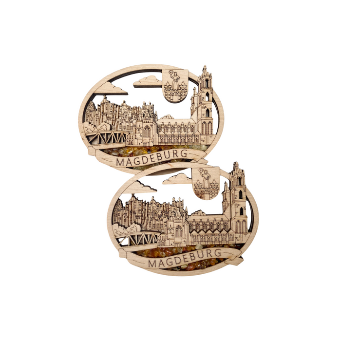 Magnet mit Skyline von Magdeburg aus Bernstein und Holz, erhältlich im Magdeburg-Shop, zeigt detaillierte Architektur und Wahrzeichen der Stadt.
