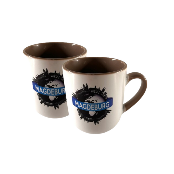 Zwei weiße Tassen mit braunem Rand und Henkel, bedruckt mit schwarzem Grafikmotiv und blauem Schriftzug 'MAGDEBURG', im magdeburg-shop erhältlich.