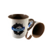 Zwei graue Kaffeetassen mit "Magdeburg"-Schriftzug und Stadtsilhouette. Perfekt für Souvenirs oder Geschenke aus Magdeburg.