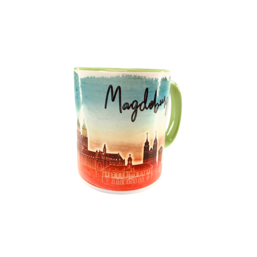 Keramiktasse Magdeburg mit Panorama der Stadt und grünem Henkel vor weißem Hintergrund, erhältlich im Magdeburg-Shop.