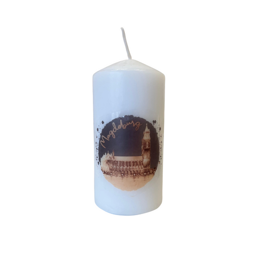Weiße Kerze mit winterlichem Motiv des Magdeburger Doms und der Aufschrift 'Magdeburg', verkauft von Magdeburg-Shop