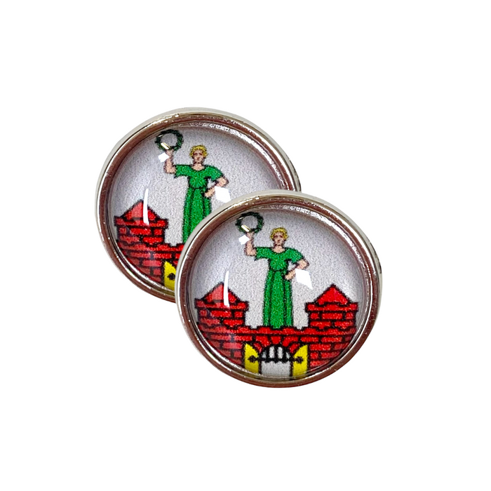 Zwei Anstecknadeln mit dem Stadtwappen von Magdeburg, das eine Figur in einem grünen Kleid zeigt, die ein Objekt hält, vor roten Zinnen und einem gelben Torbogen abgebildet. Ideal als Souvenir oder für Sammler, erhältlich im Magdeburg-Shop.