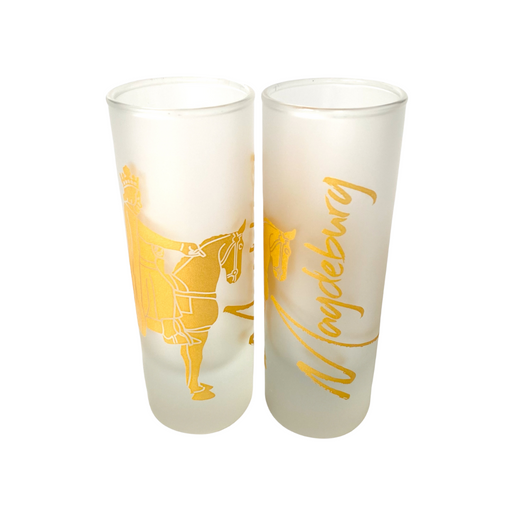 Satinierte Vodkagläser mit Aufdruck des Magdeburger Reiters, erhältlich im Magdeburg-Shop, mit gelbem Schriftzug und Design.